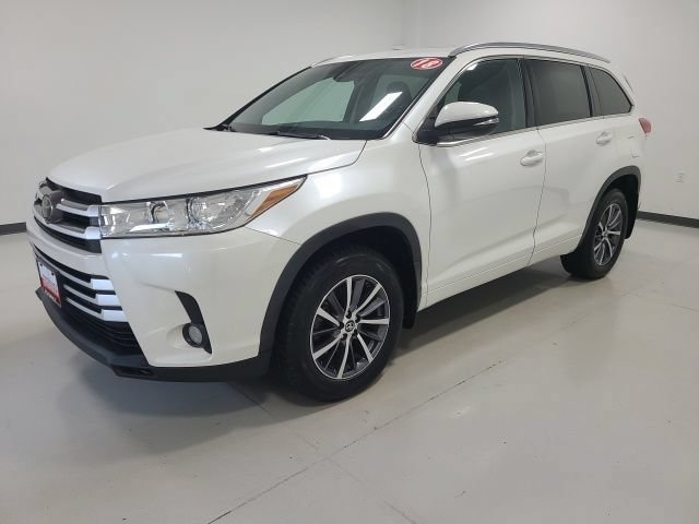 Certified Used 2018 Blizzard Pearl Toyota XLE image 3