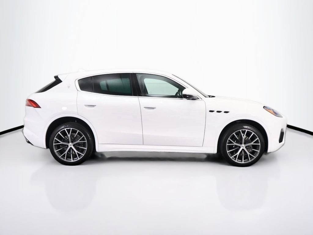 Used 2025 Bianco Astro Metallic Maserati Base image 4