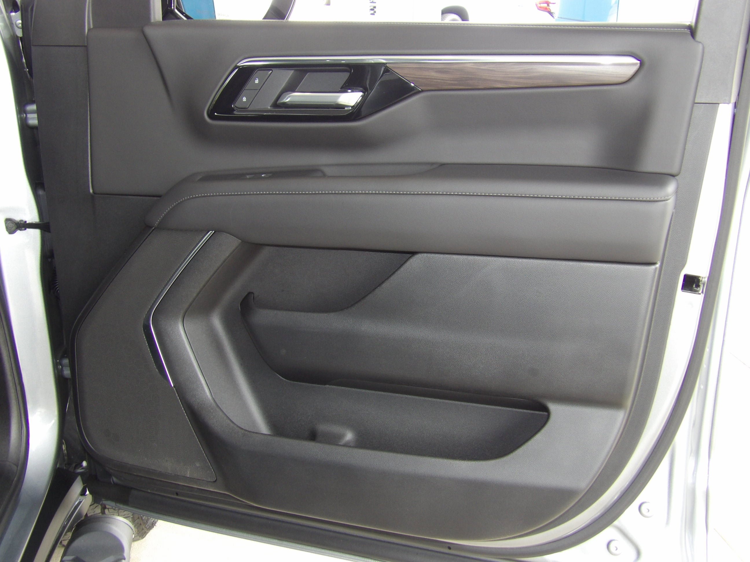2025 Chevrolet Suburban Z71 - Photo 27