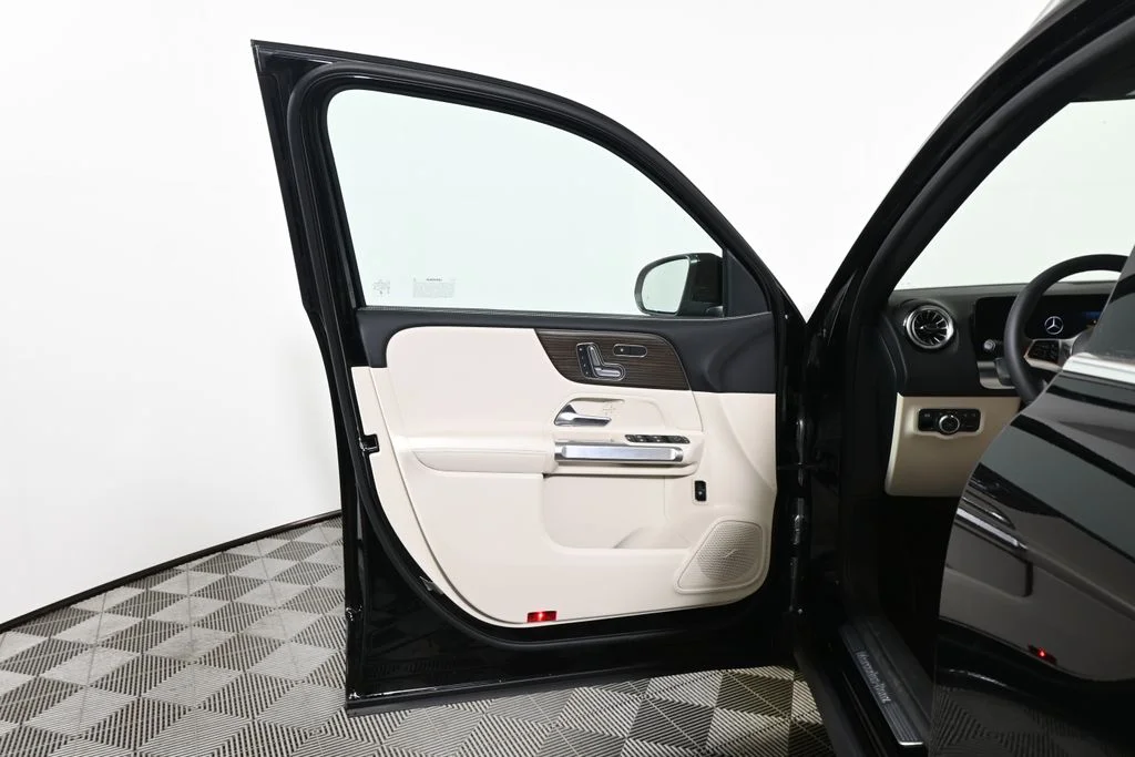 Used 2026 Black Mercedes-Benz GLB 250 image 28