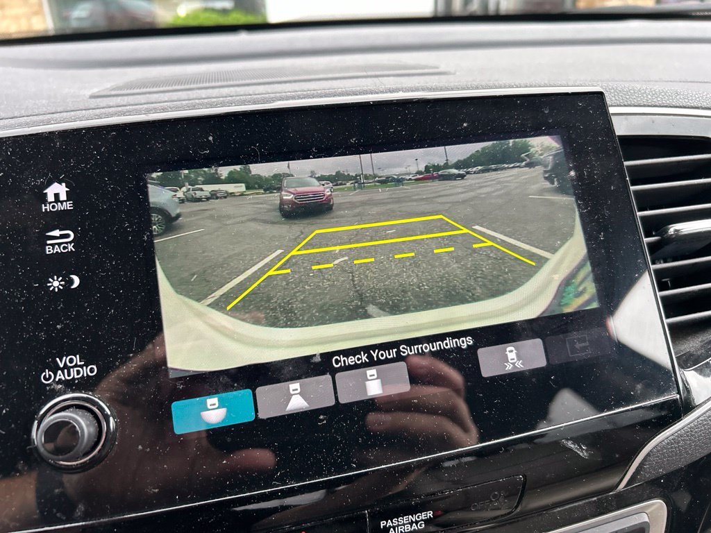 Used 2019 White Diamond Pearl Honda Touring image 9
