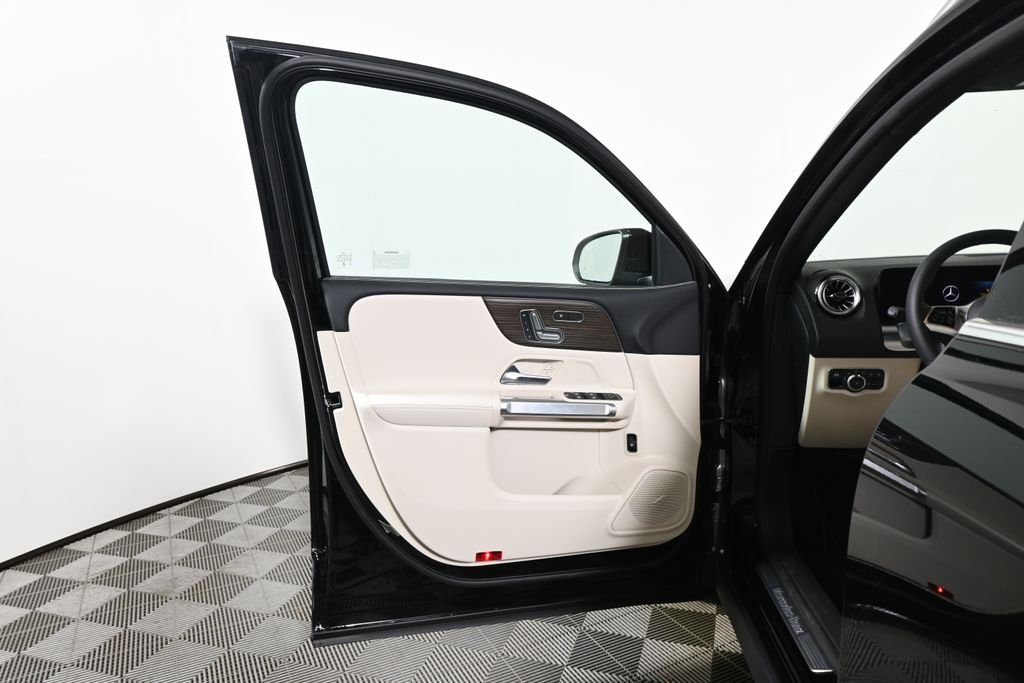 Used 2026 Night Black Mercedes-Benz GLB 250 image 28