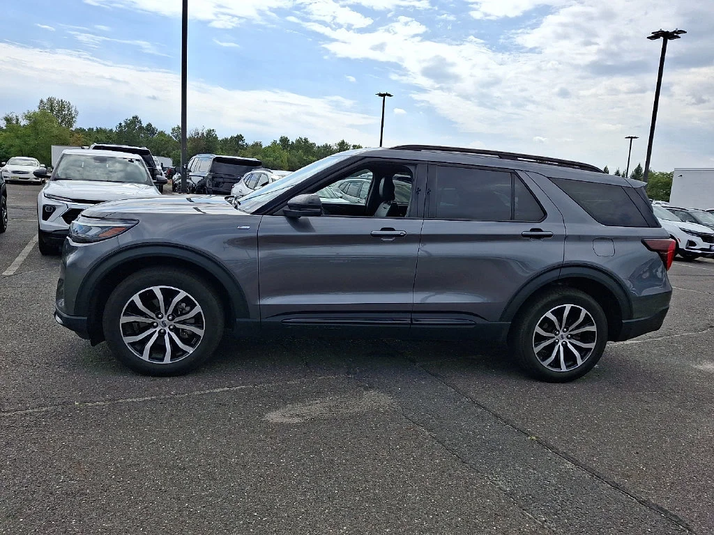 Used 2025 Carbonized Gray Ford ST-Line image 7
