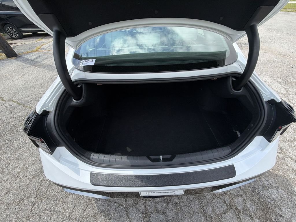 Used 2025 White Hyundai SEL image 23