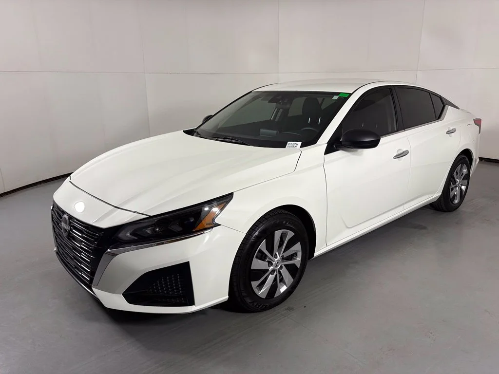 Used 2025 White Nissan 2.5 S image 4