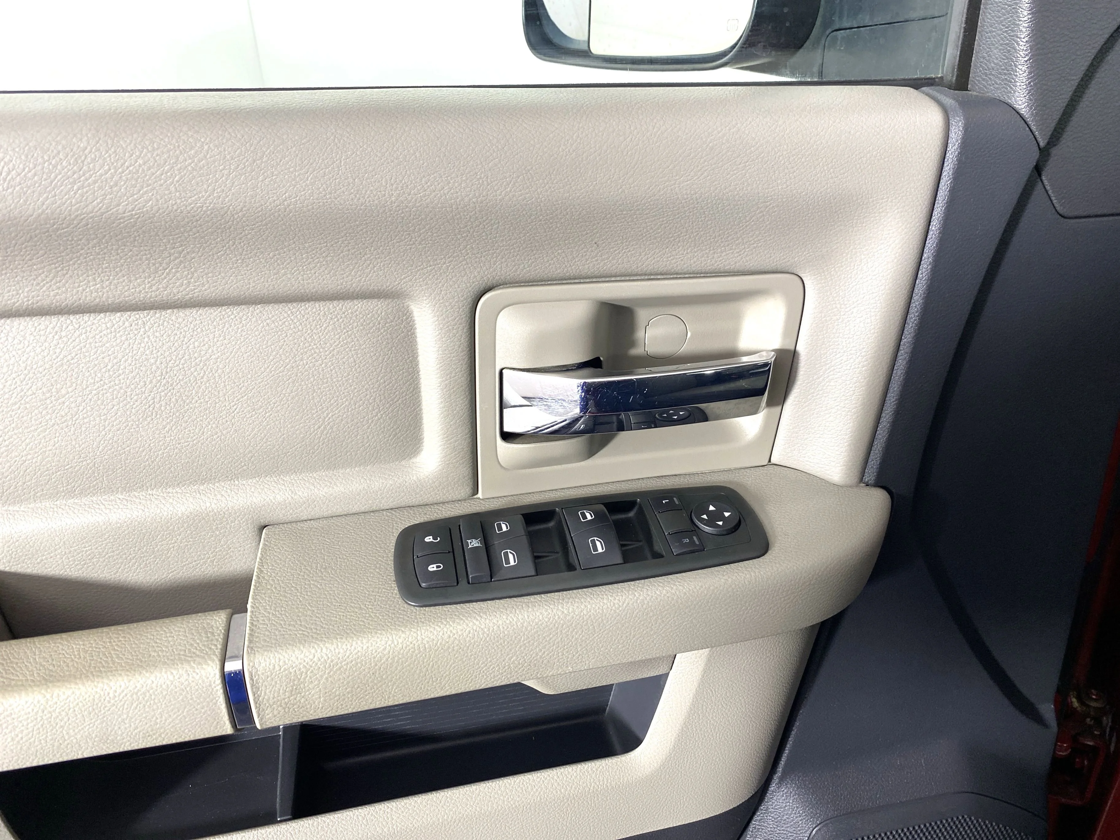 Used 2010 Inferno Red Crystal Pearl Dodge SLT image 10