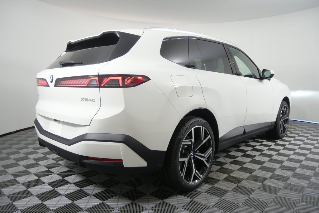 New 2027 Alpine White BMW  image 4
