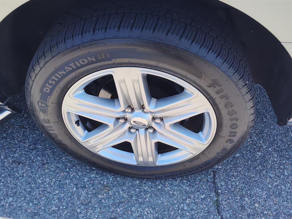 Used 2018 White Gold Metallic Ford XLT image 4