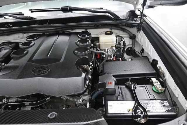 Used 2018 White Toyota SR5 image 32
