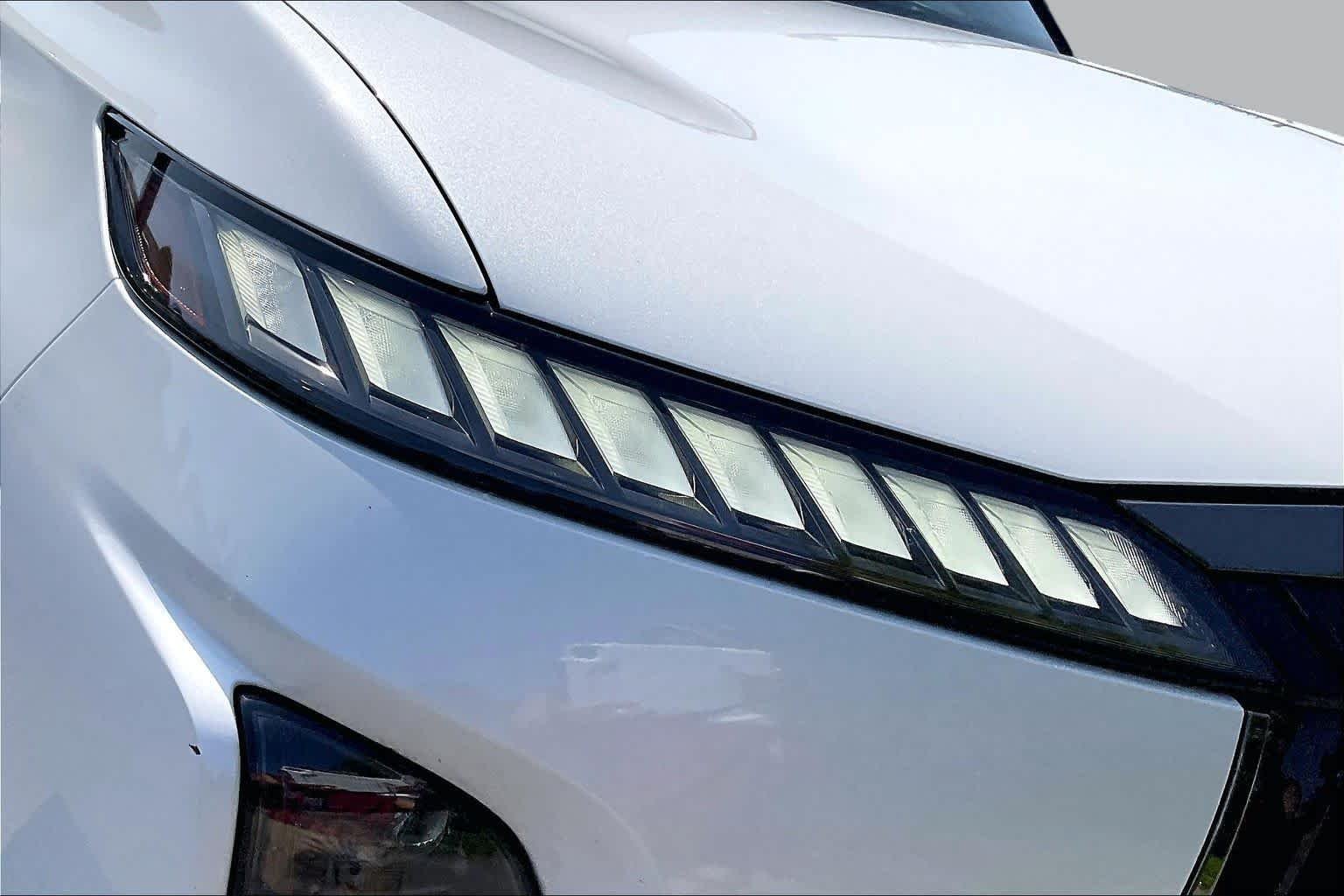 Used 2025 Radiant White/Black Obsidian INFINITI AUTOGRAPH image 28