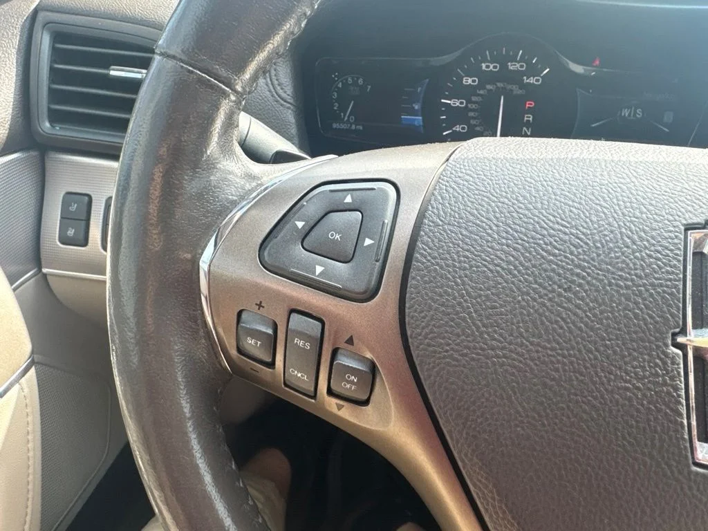 Used 2015 White Lincoln Base image 18