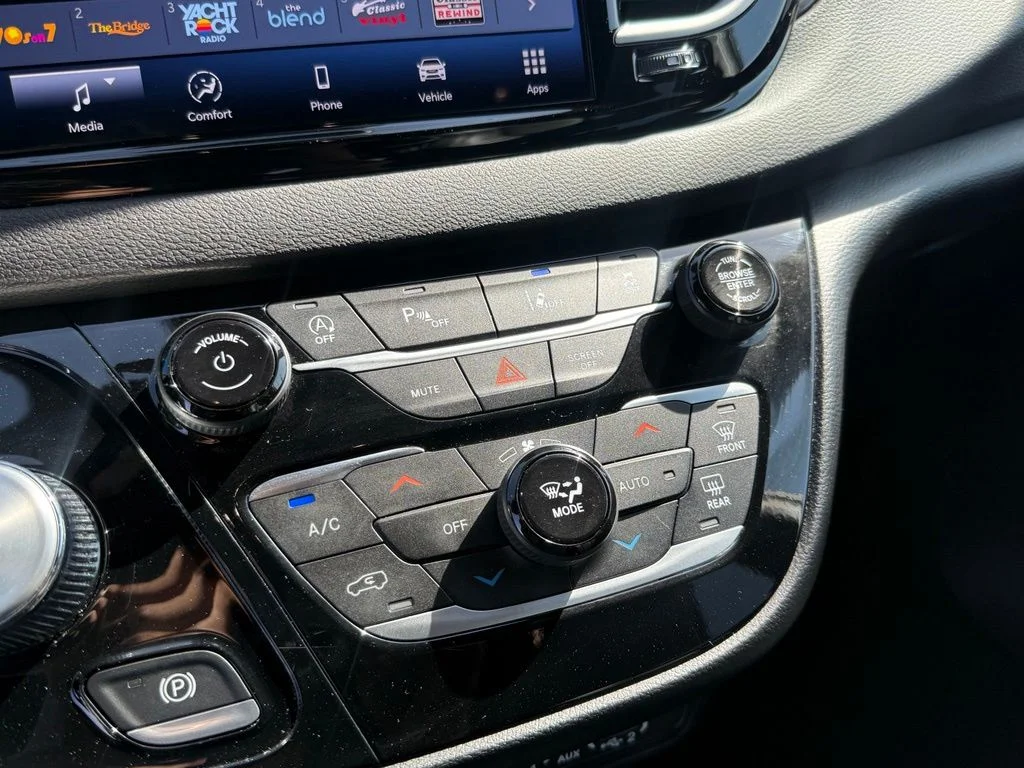 Used 2025 White Chrysler Select image 23