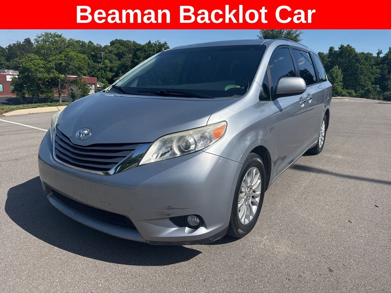 2017 Toyota Sienna XLE Premium V6 8-Passenger's photo
