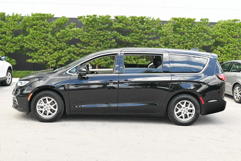 Used 2024 Black Chrysler Touring L image 7