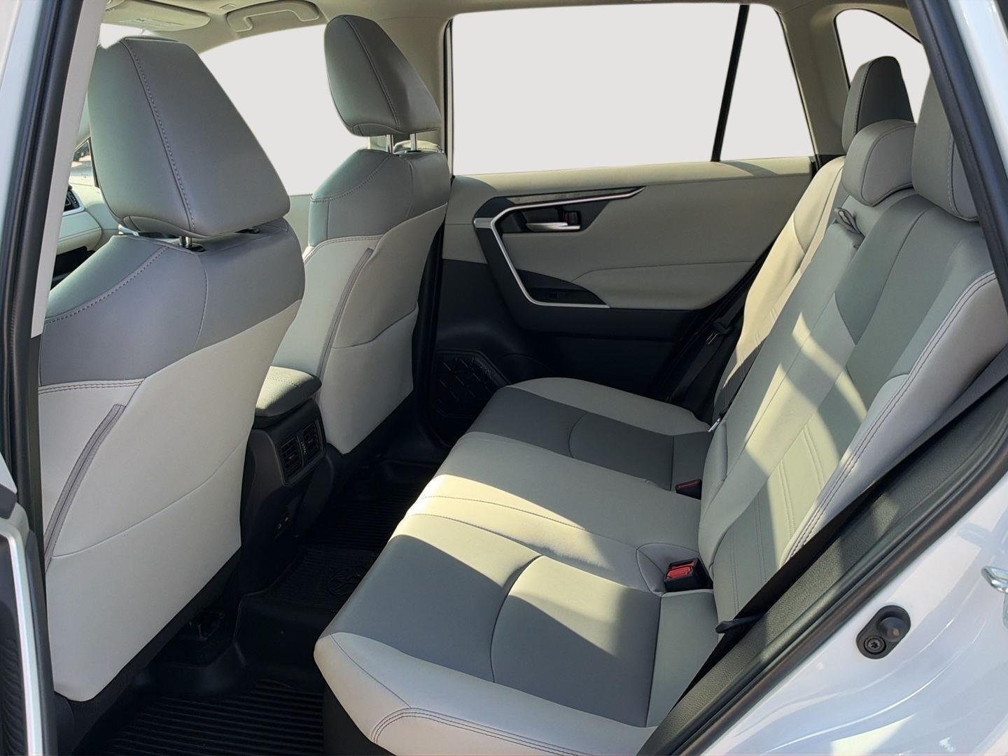 Used 2025 Wind Chill Pearl Toyota XLE Premium image 5