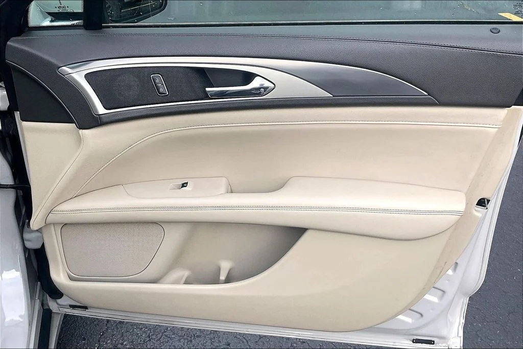 Used 2019 White Lincoln Standard image 22