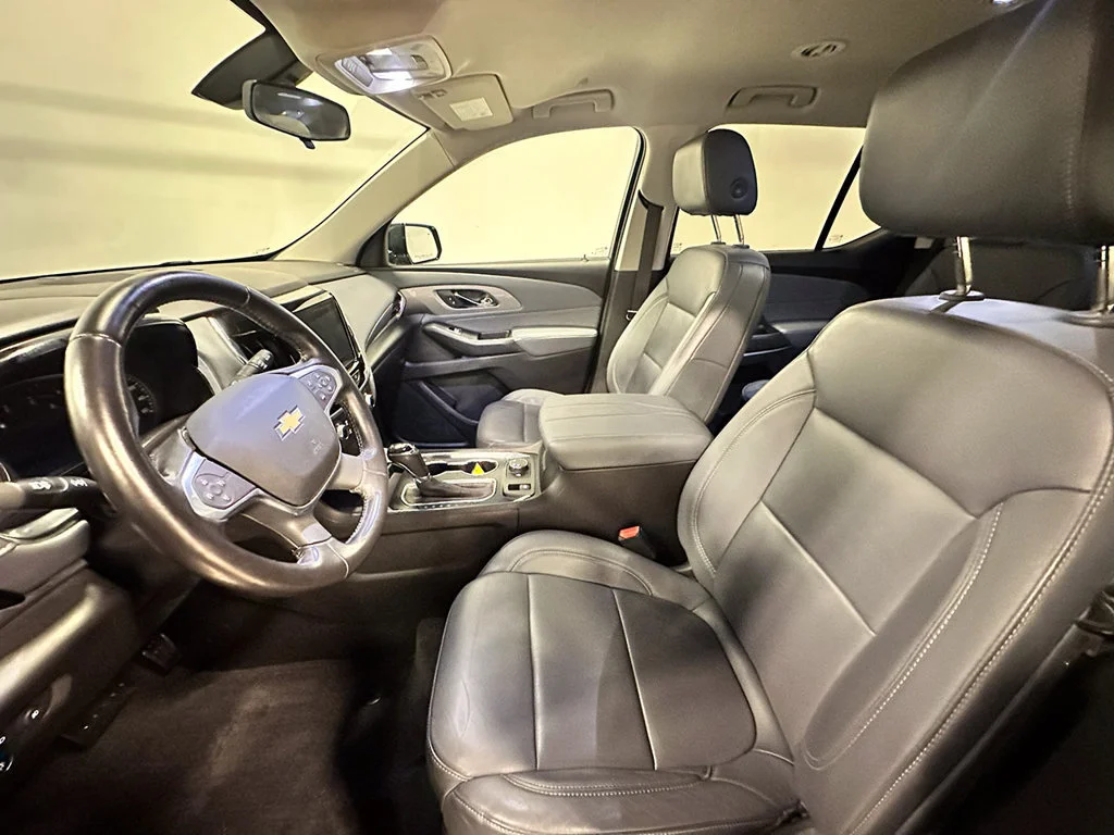 Used 2020 GRAPHITE METALLIC Chevrolet LT Leather image 3