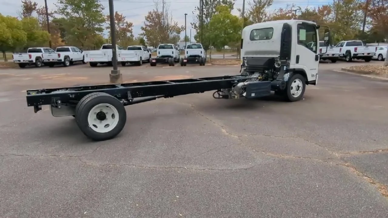 New 2025 Arc White Chevrolet  image 8