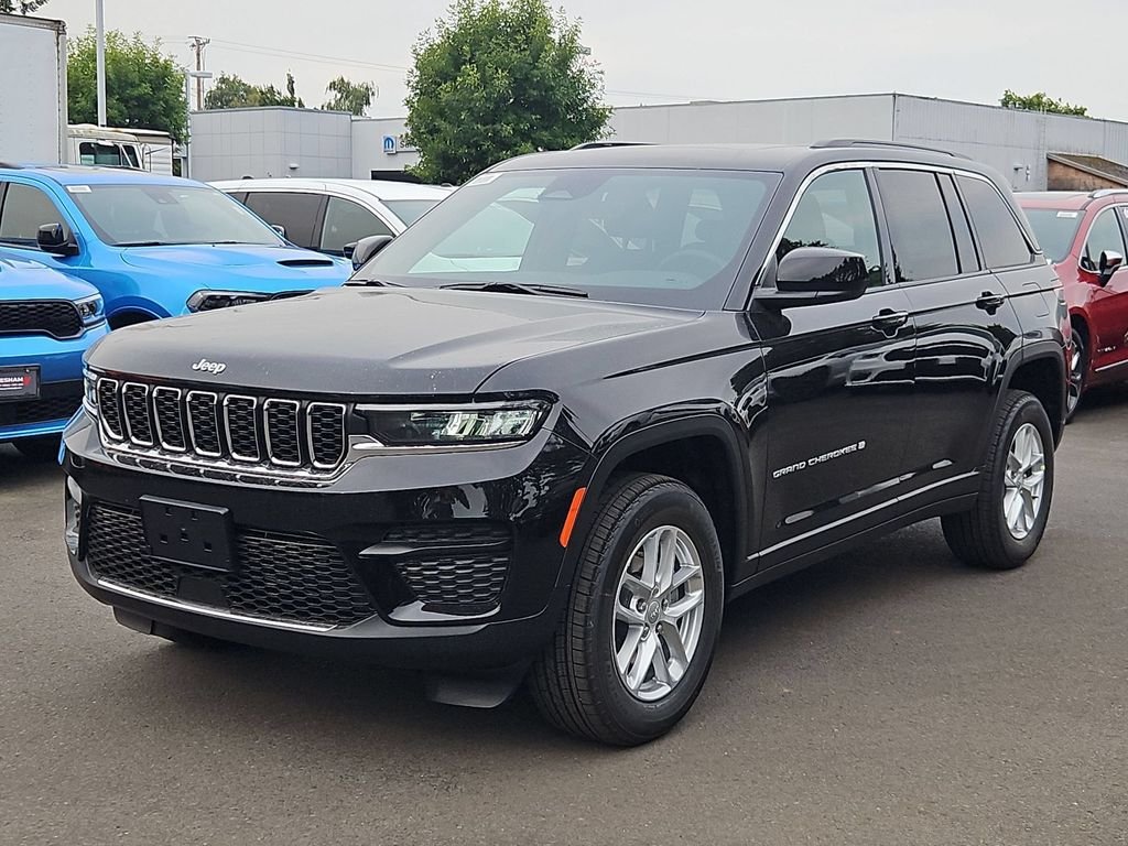 New 2026 Diamond Black Crystal Pearlcoat Jeep Laredo X image 3