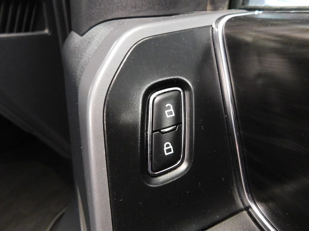 Certified Used 2025 Oxford White Ford Lariat image 43