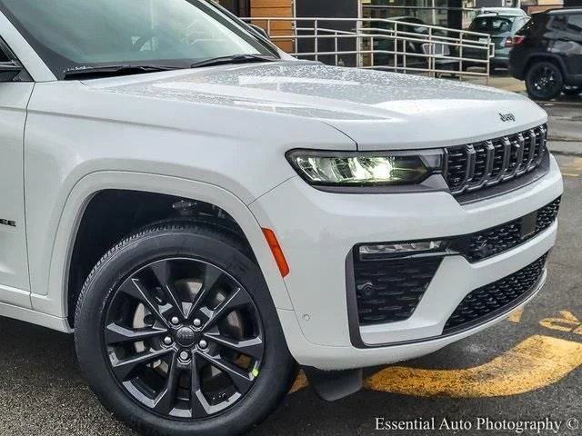 New 2026 Bright White Clear-Coat Exterior Paint Jeep Limited Reserve image 2