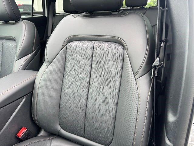 New 2026 Bright White Clear-Coat Exterior Paint Jeep Overland image 34