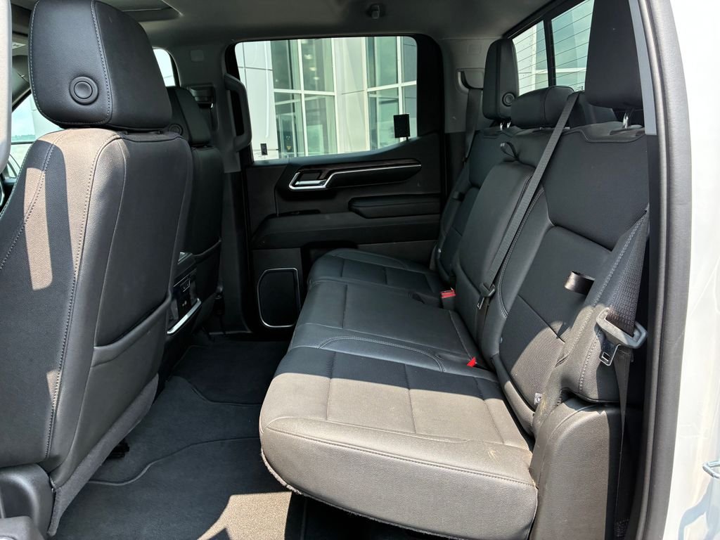 Used 2023 White GMC SLT image 19