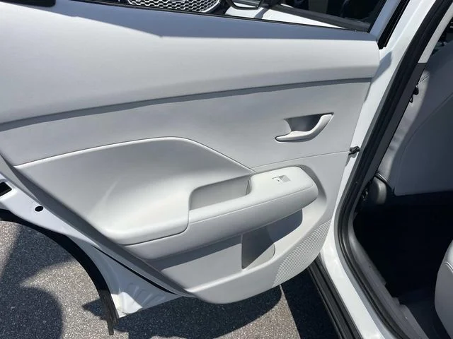Used 2025 White Hyundai SEL image 19