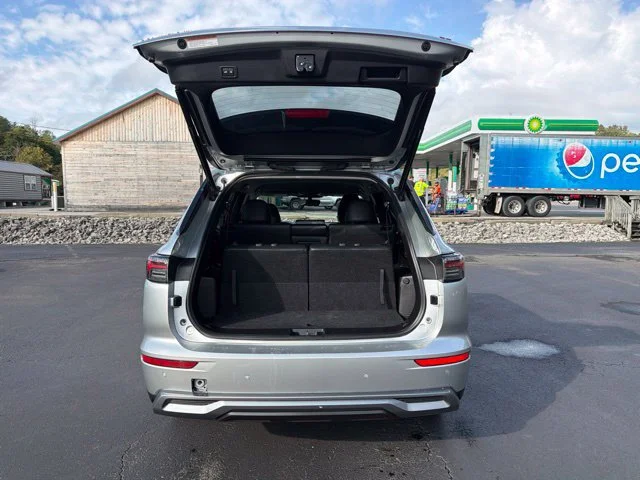 Used 2025 Silver Mitsubishi SE image 21
