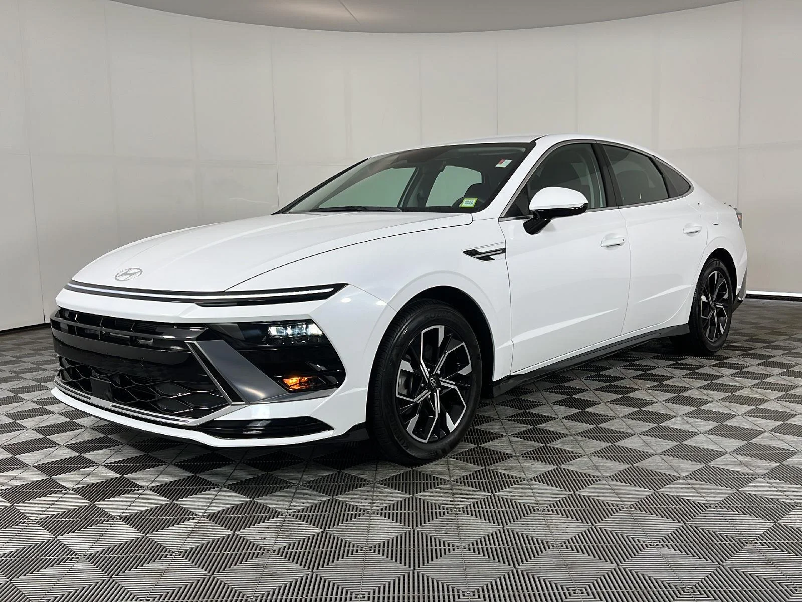 Used 2025  Hyundai  image 9