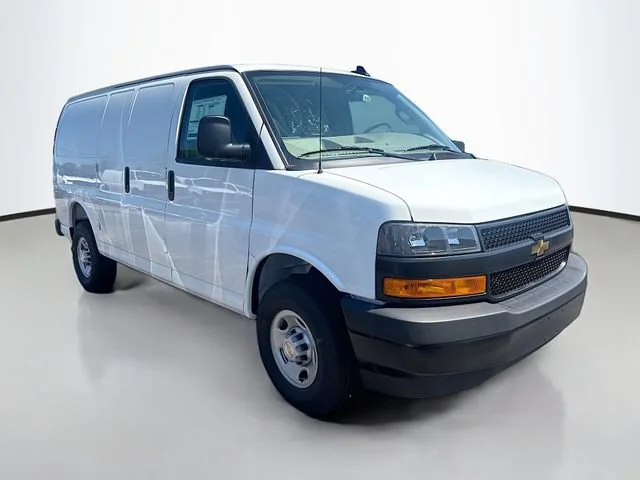 New 2025 Summit White Chevrolet WT image 5