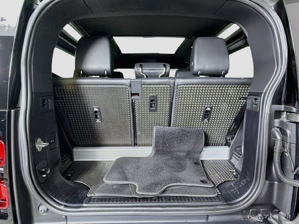 Used 2022 Gold Land Rover X-Dynamic S image 27