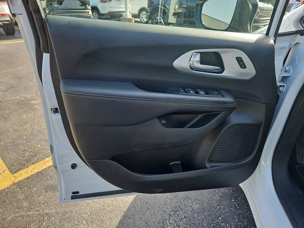 Used 2024 White Chrysler Select S Appearance image 19