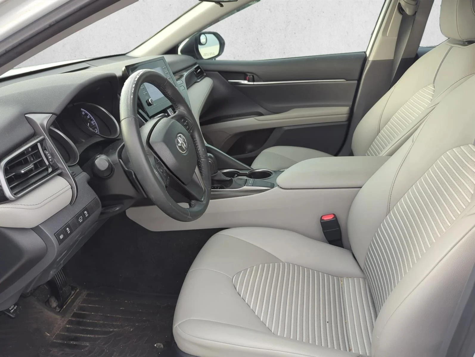 Used 2023 Ice Cap Toyota SE image 10