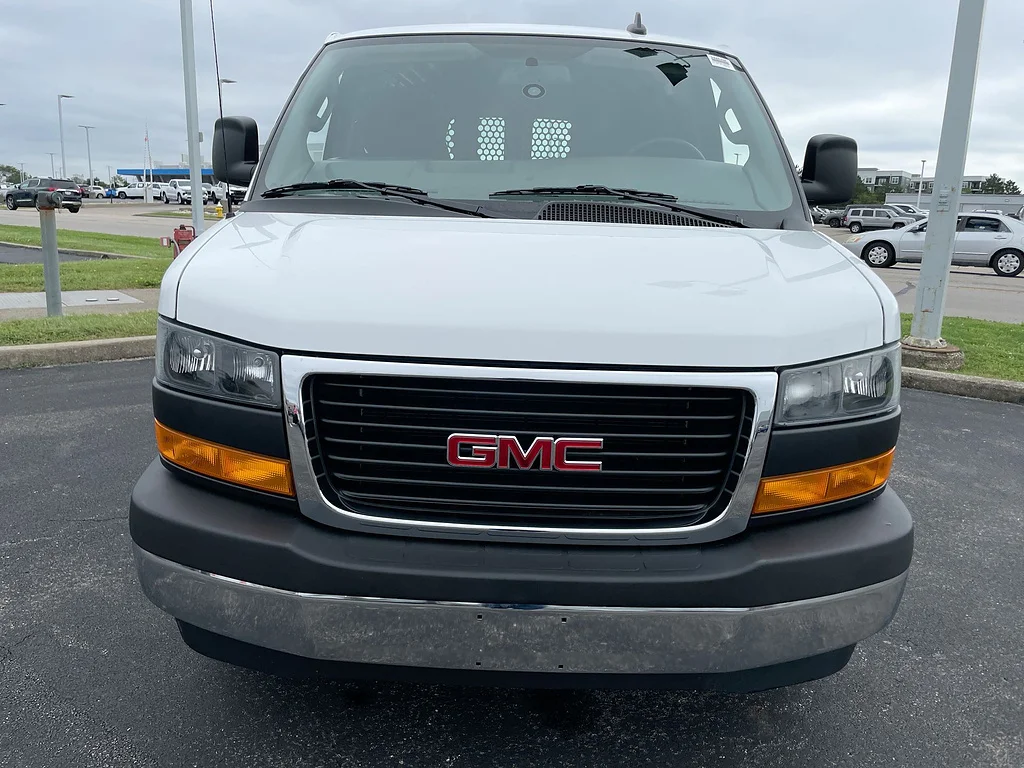 Used 2025 Summit White GMC 2500 image 27