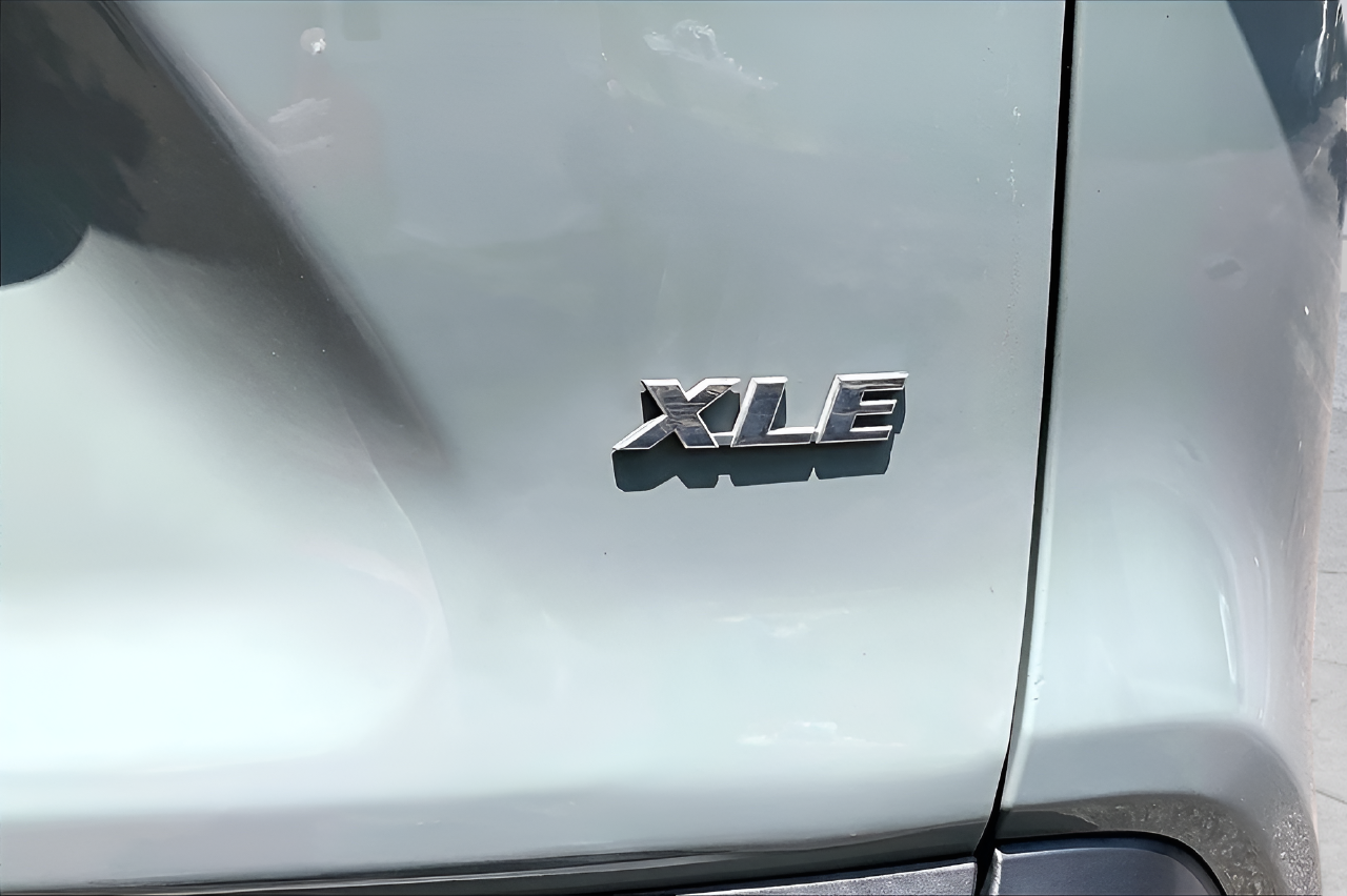 Used 2021  Toyota XLE image 32