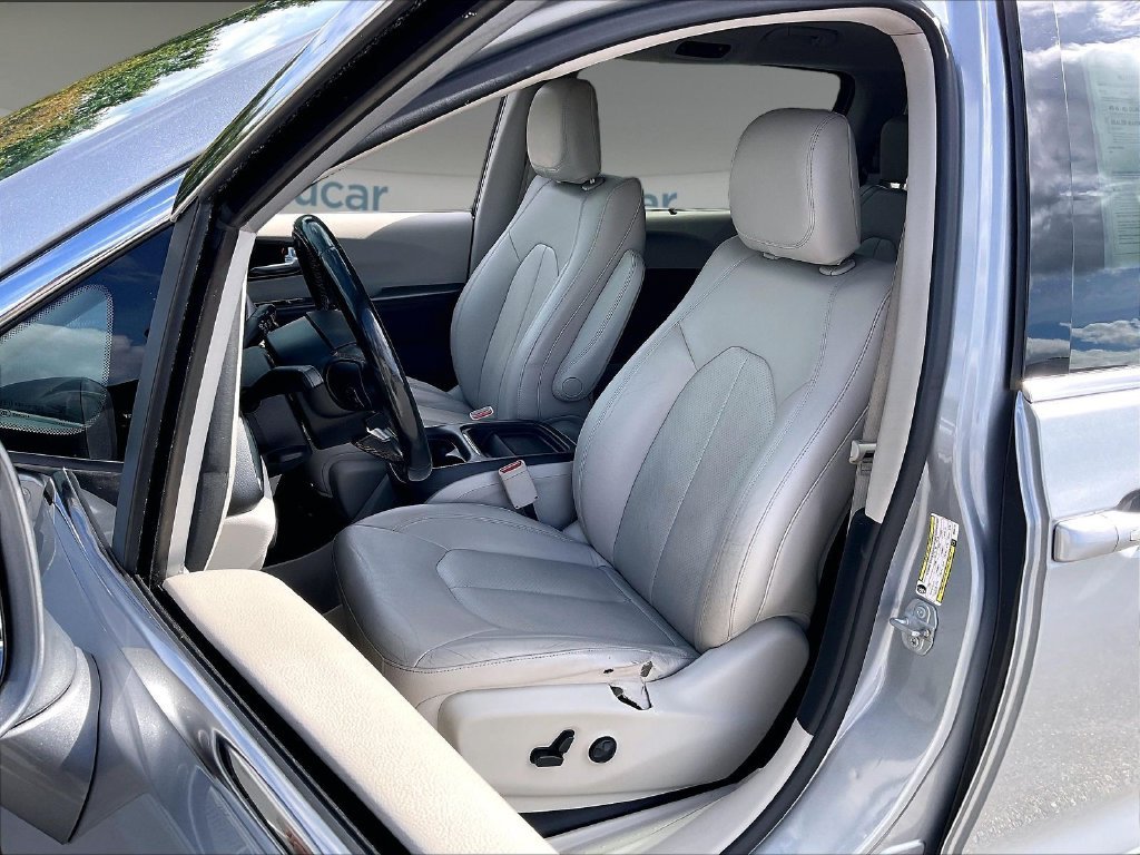Used 2019 Billet Silver Metallic Clearcoat Chrysler Touring L image 9