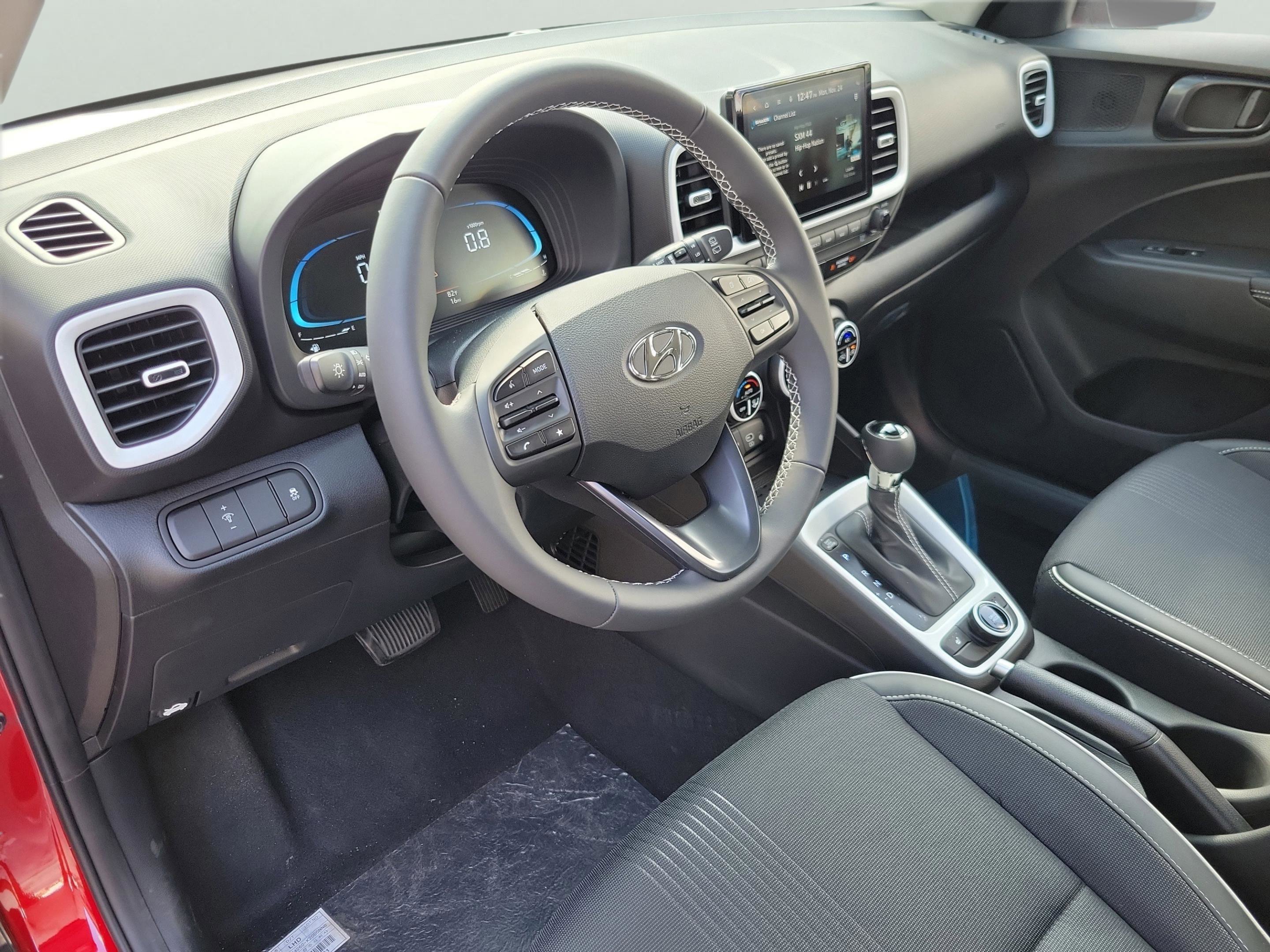 2025 Hyundai Venue Limited - Photo 11