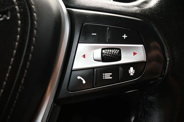 Used 2022 White BMW xDrive40i image 25