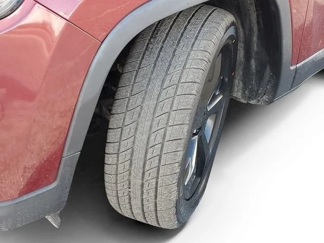 Used 2020 Velvet Red Pear Jeep Altitude image 31