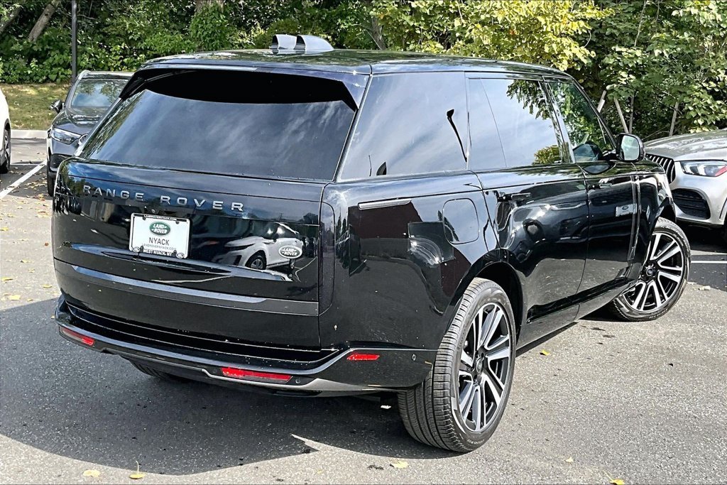 Used 2023 Black Land Rover SE image 2