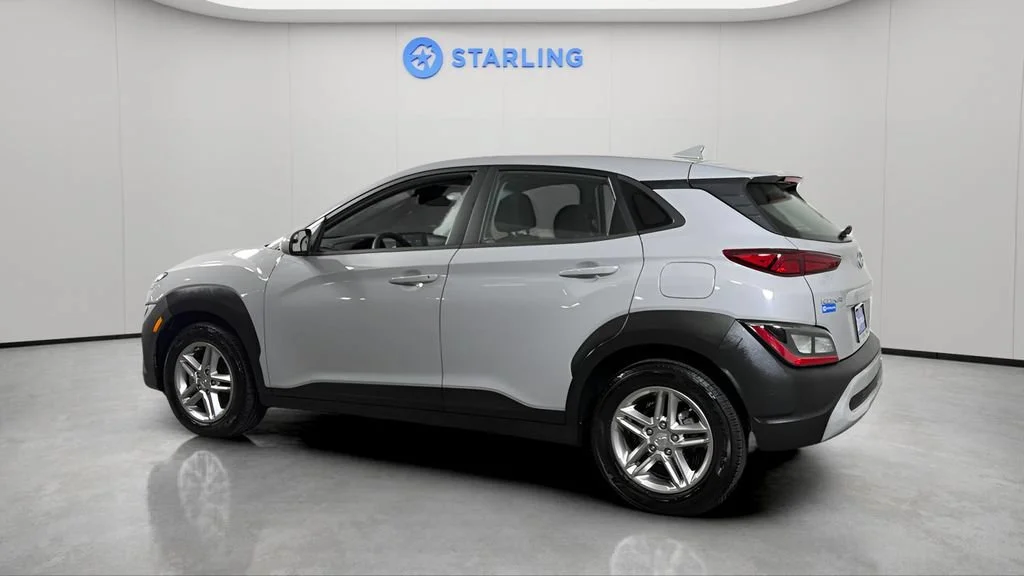 Used 2022 Silver Hyundai SE image 4