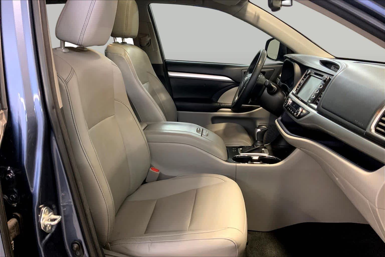 Used 2015 Shoreline Blue Pearl Toyota XLE image 8