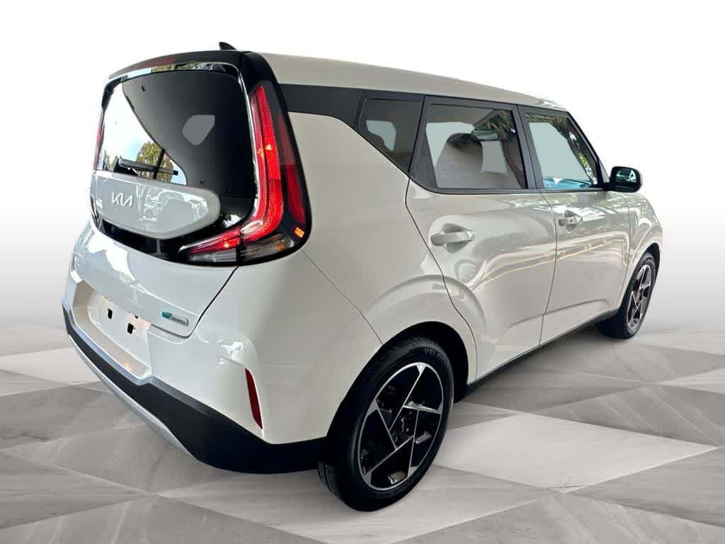 Used 2023 Snow White Pearl Kia EX image 8