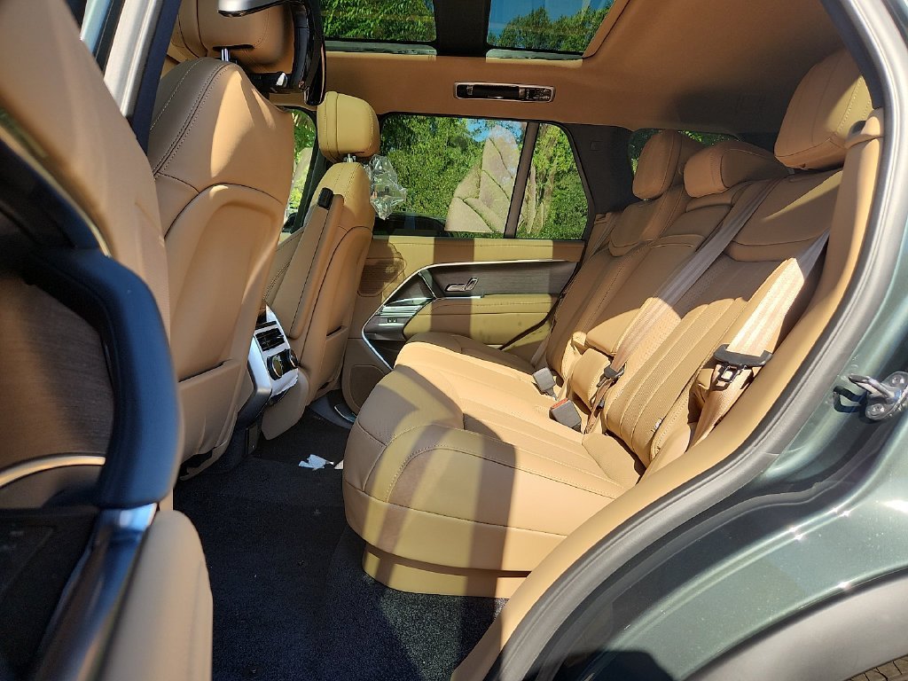 New 2027 Belgravia Green LAND ROVER SE image 5