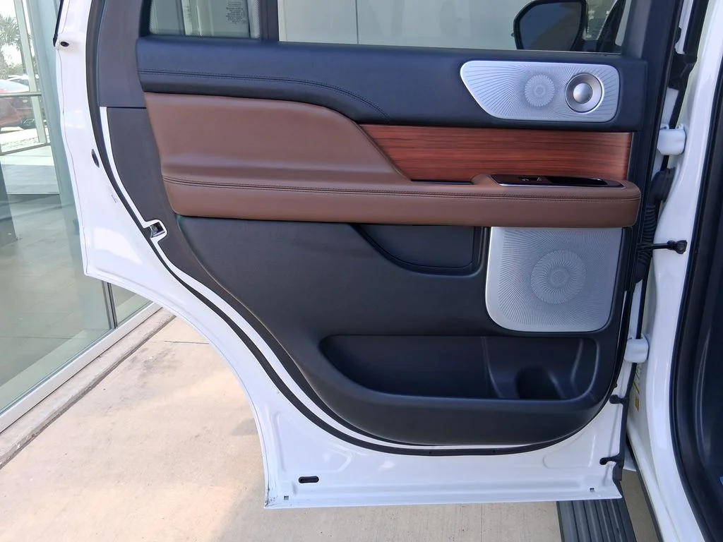 Used 2023 White Lincoln Reserve image 23