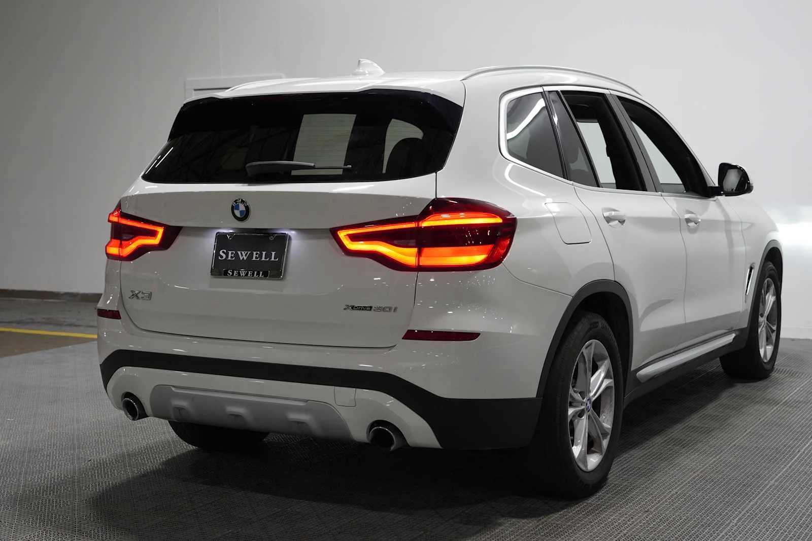 Used 2021 Alpine White BMW xDrive30i image 4