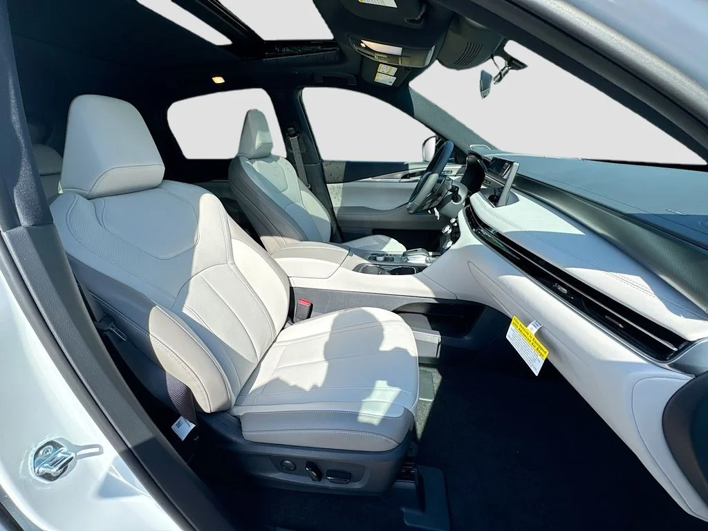 New 2027 RADIANT WHITE INFINITI Luxe AWD image 29