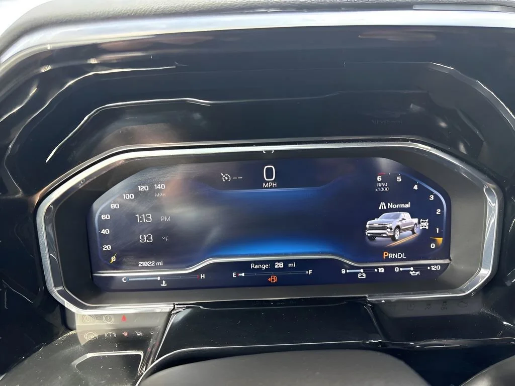 Used 2025 Summit White Chevrolet LT image 24