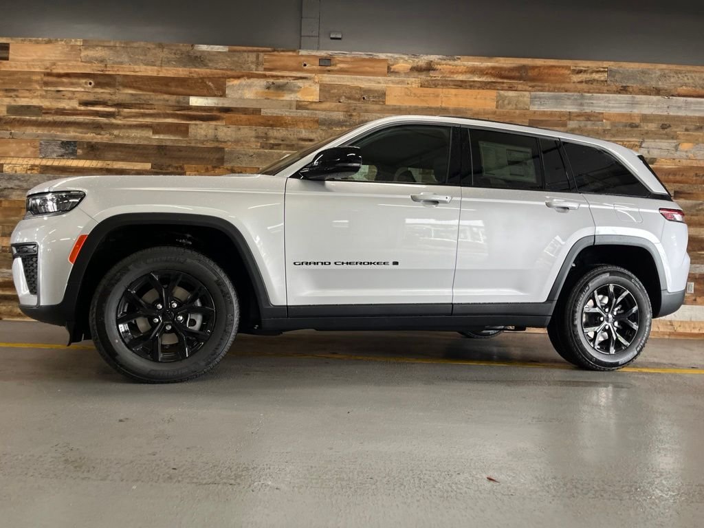 New 2026 Silver Zynith Exterior Paint Jeep Laredo Altitude image 19